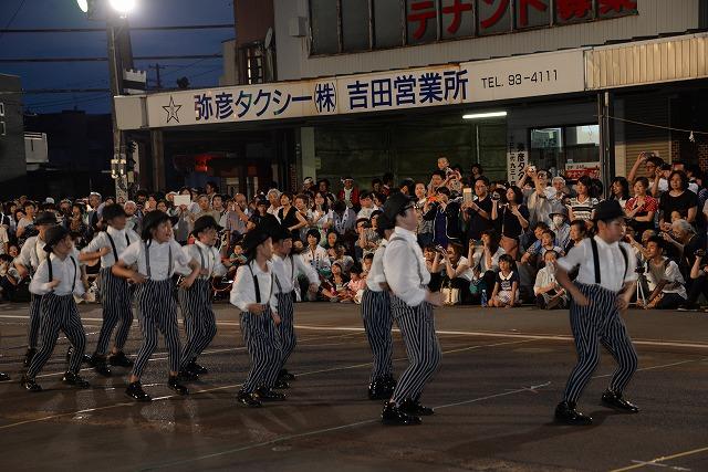 「吉田中学校」の生徒によるヒップホップダンスと賑わう参列客の様子の写真