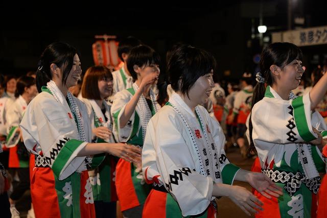白を基調とし、緑、橙色のはっぴを着て「吉田民謡流し」に参加している皆さまの写真
