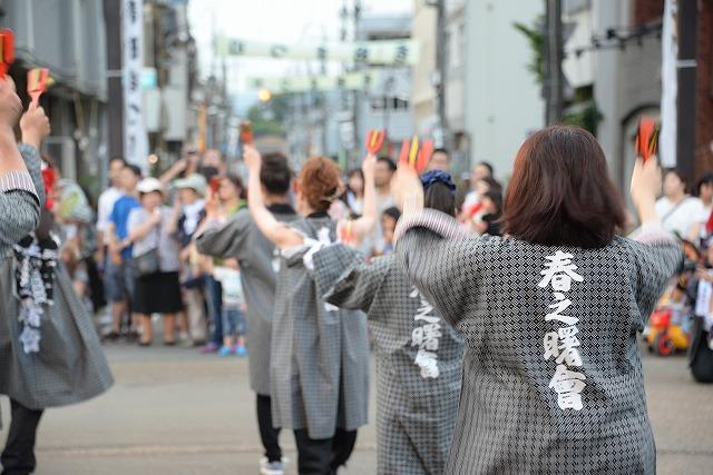 吉田駅前での踊り披露する「春乃曙會」の皆さまの写真