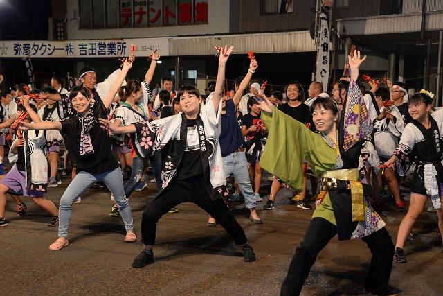 緑のぱっぴを着た人に中心に「吉田繁盛ぶし」を踊っている処の写真