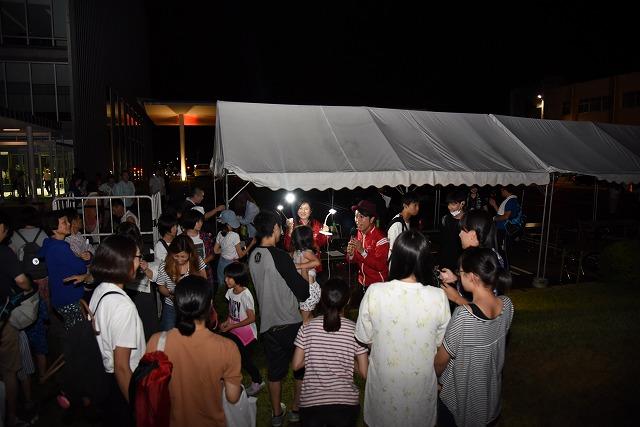 テントの周りに大勢の人々が集まっている写真