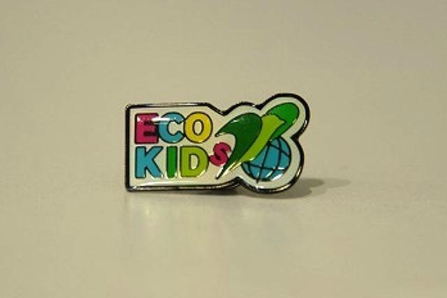 「ECO KID’S」と書かれたピンバッジの写真
