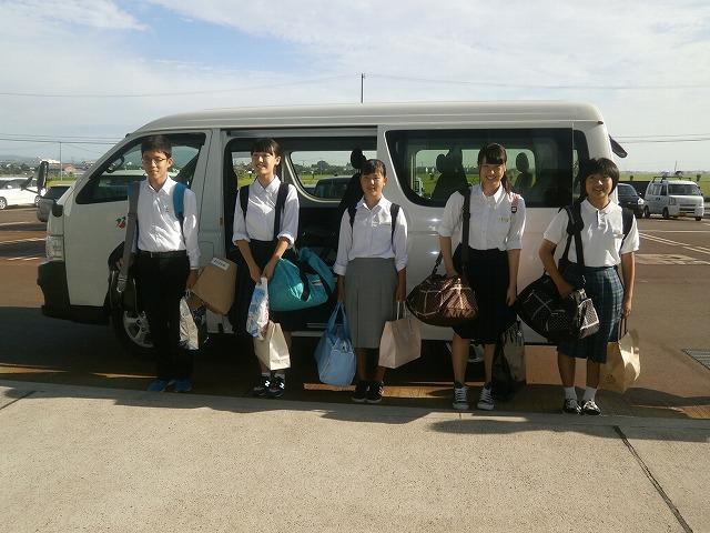 大荷物を抱えて、広島へ出発する派遣生徒5人全員の写真