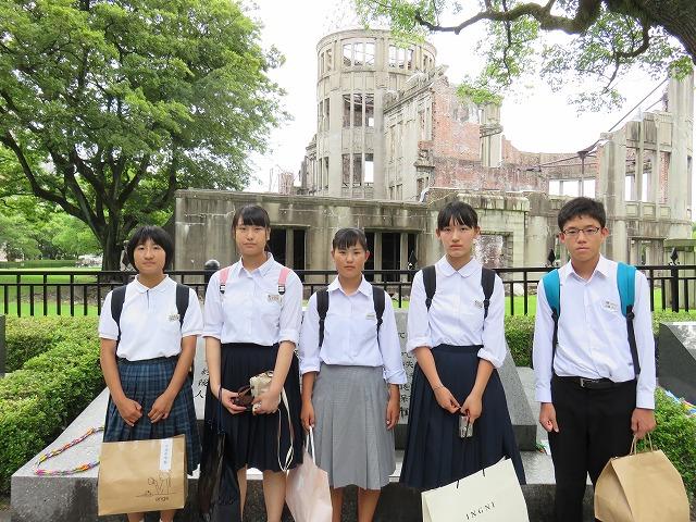 広島の原爆ドームをバックにして記念撮影する5人の中学生