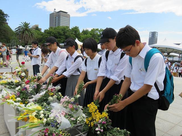 原爆死没者慰霊碑に献花する5人の中学生の写真