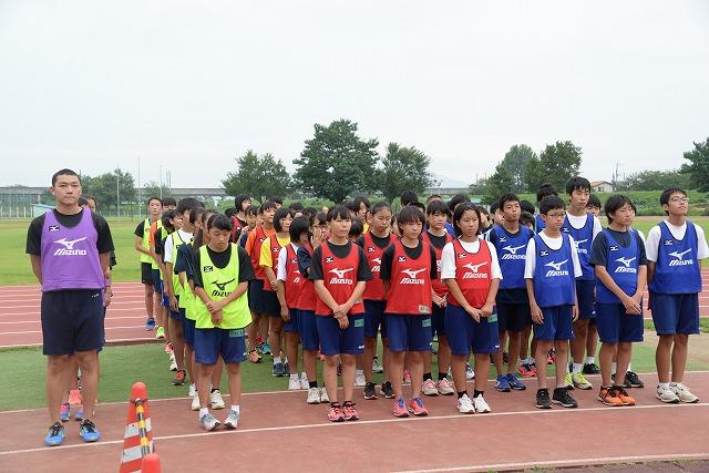 三条・燕総合グラウンドで行われたミズノビクトリークリニックに参加した教員と60名の中学生が整列してる写真