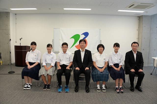 市長を挟み5人の生徒と1名の男性が座り記念撮影をしている写真