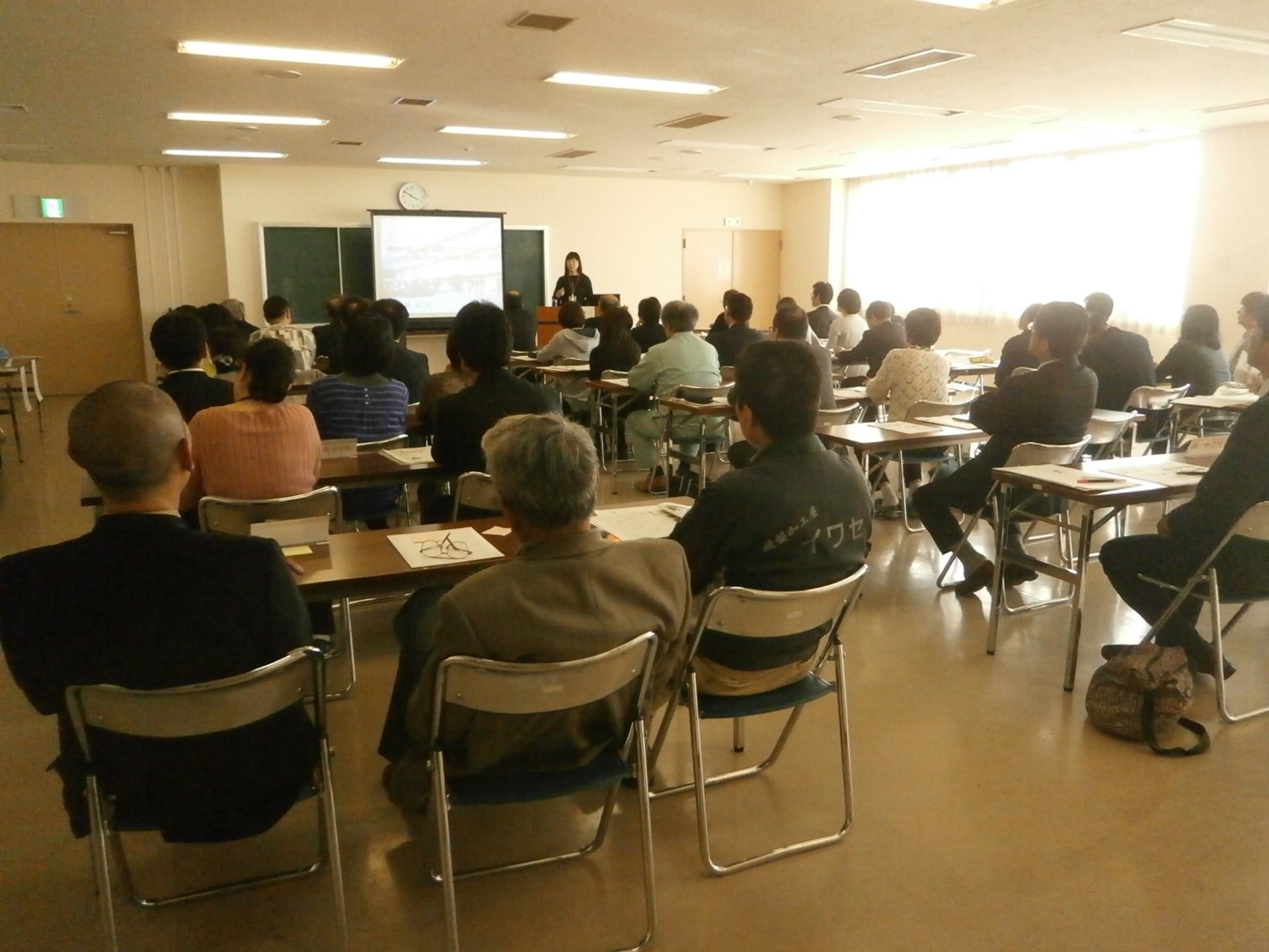 研修会で話す講師と聞く人々の写真