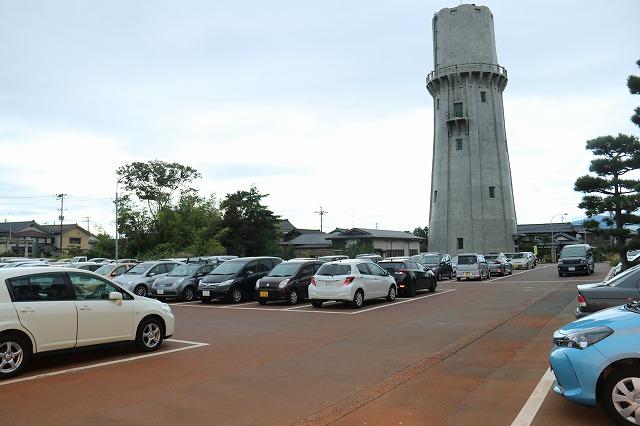 駐車場とコンクリートの塔の写真