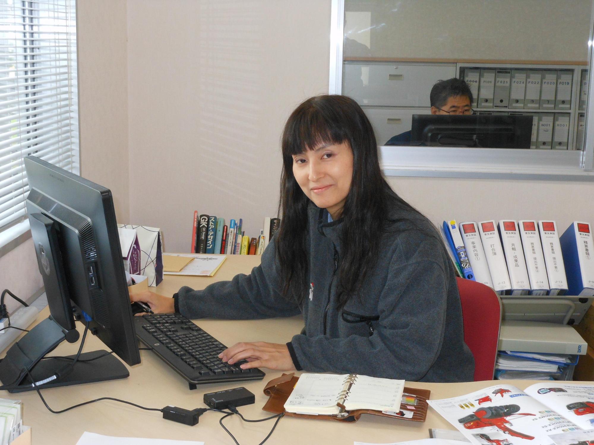オフィス内でパソコンを使って入力業務をしている女性の写真
