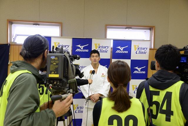 多くの報道陣の前で話をしている井上康生選手の写真	多くの報道陣の前で話をしている井上康生選手の写真