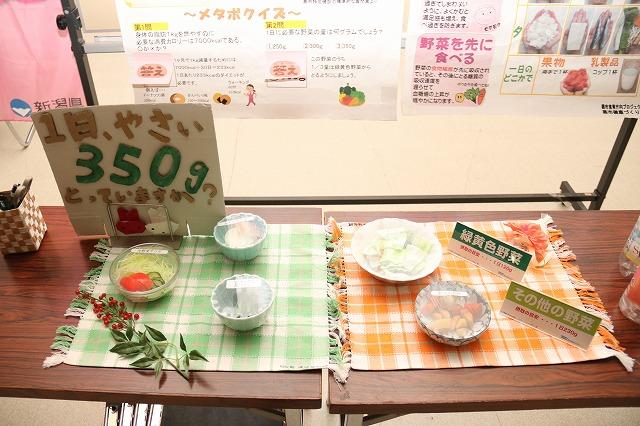 机に並べられたサラダと、野菜中心の煮物の写真