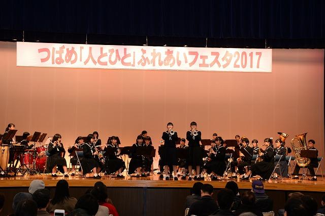 壇上で「燕中学校吹奏楽部」の生徒たちが演奏している様子の写真