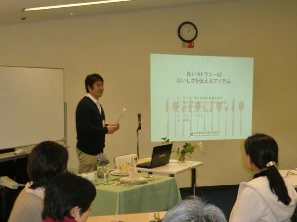 椿山荘東京で講演する人の写真