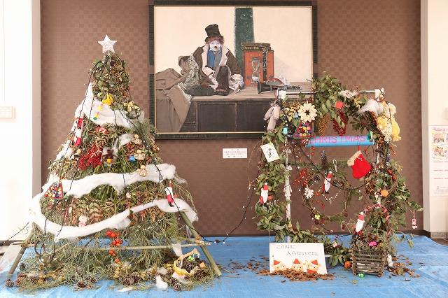 手作りされたクリスマスツリーとオーナメントが横に並んでいる写真