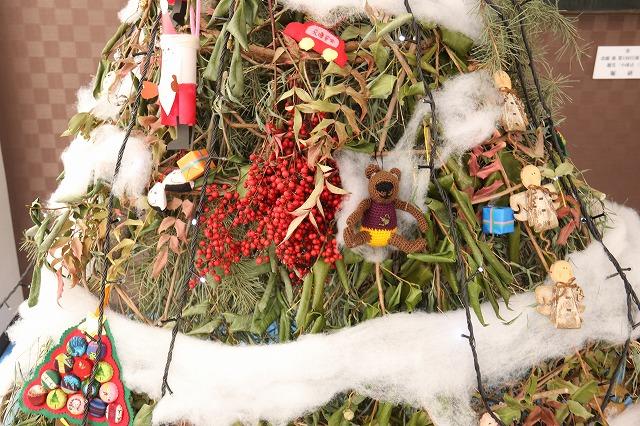 小さいぬいぐるみや飾りなどで装飾されたクリスマスツリーの写真