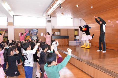 東京ヤクルトスワローズマスコットのつばみと燕市内保育園の児童の写真