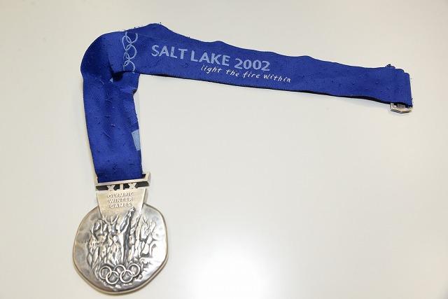 清水宏保氏がソルトレイクオリンピックで獲得した銀メダルの写真