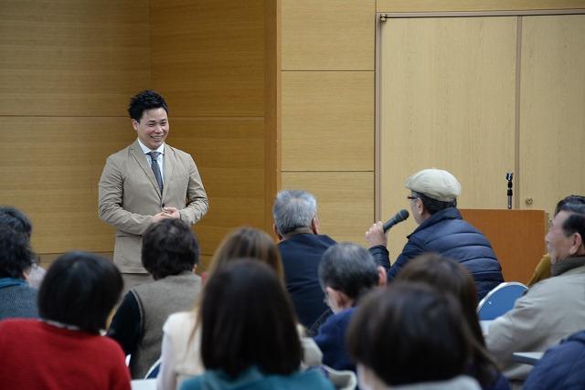 質疑応答のコーナーで参加者の質問に笑顔で答える清水宏保氏の写真