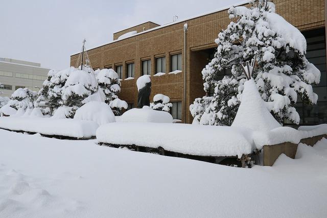 雪に埋もれた吉田産業会館の外観写真