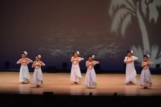第8回燕市文化協会芸能部合同発表会で踊る人々の写真