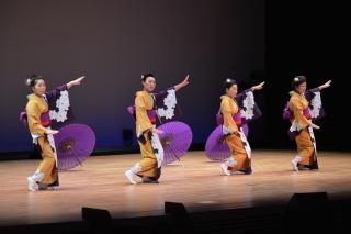 第8回燕市文化協会芸能部合同発表会において踊る女性たちの写真