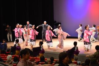 第8回燕市文化協会芸能部合同発表会でピンク色の着物を着て踊る女性たちの写真