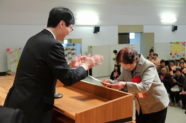 表彰状を授与された女性受賞者に拍手をする鈴木市長の写真