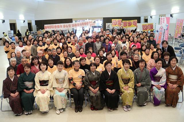 志賀誠治先生にお礼をするために集まった来場者たちの集合写真