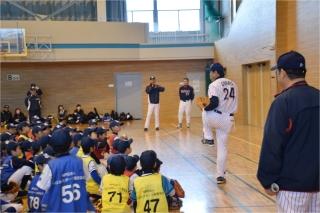 東京ヤクルトスワローズOBによる少年野球教室で指導する元選手の写真
