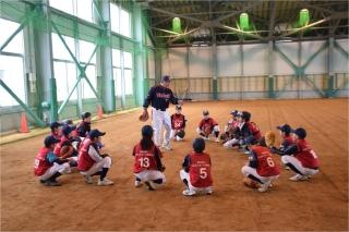 屋内練習場で少年を指導する東京ヤクルトスワローズOBの写真
