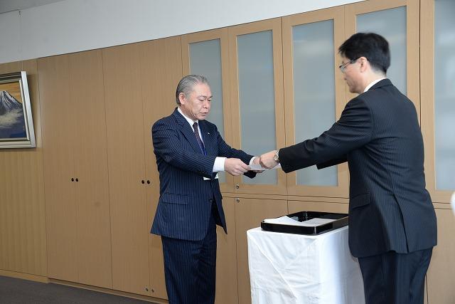 市長から辞令を受け取る田辺秀男さんの写真
