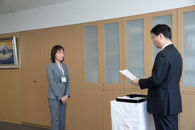 市長が読み上げる辞令を聞いている佐藤徳子さんの写真