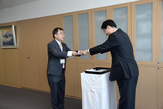 辞令交付式で市長から辞令を受け取る小澤元樹さんの写真