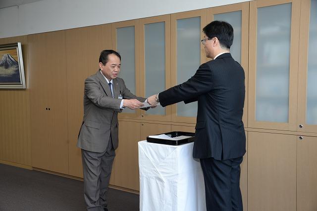 辞令交付式で市長から辞令を受け取る春木直幸さんの写真