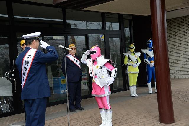 一日警察署長を任命された戦隊ヒーローのピンクの様子の写真
