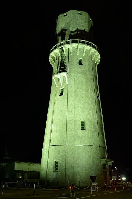 ライトアップされている水道の塔の写真