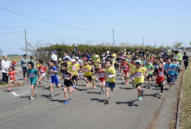 群れをなして走っている小学生ランナーたちの様子の写真