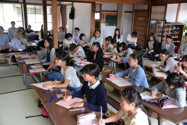 長善館学習塾で学習する子どもたちの写真