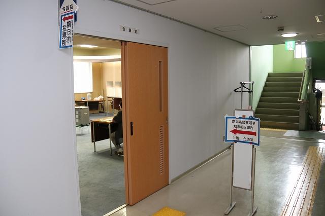 期日前投票所の張り紙がされた、会議室の入り口の写真