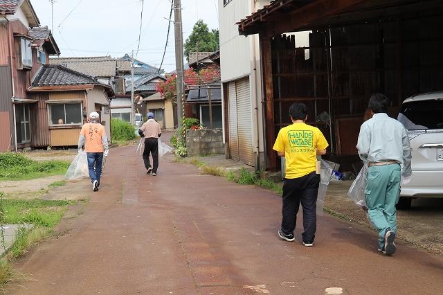 住宅街でゴミを探している黄色チームの様子の写真