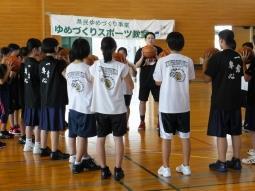 アルビレックスBBとBBラビッツの選手たちが燕市内の小中学生にバスケットボールの指導を行う写真