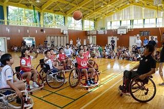 車椅子に乗った子どもたちが、バスケットボールを追いかけている写真