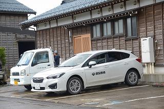 駐車スペースに車が二台留まっている写真