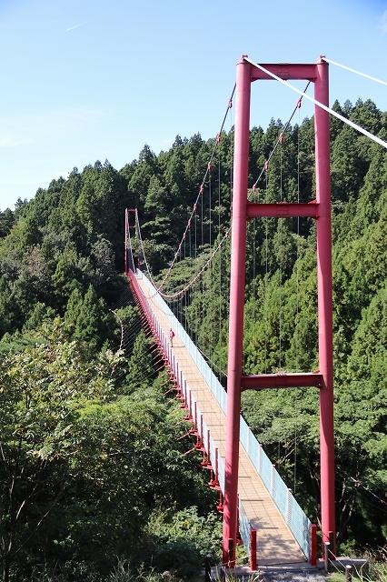 険しい千眼堂谷にかけられているピンク色の吊橋の写真