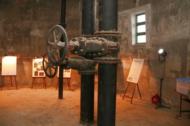 旧浄水場配水塔の内部に展示されている太い排水管の写真