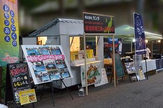 ノボリやポスター、看板などが並んだ屋台の写真