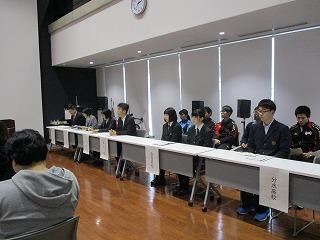 白い長机に座っている制服や部活動の活動着をきた男女の高校生たちの写真