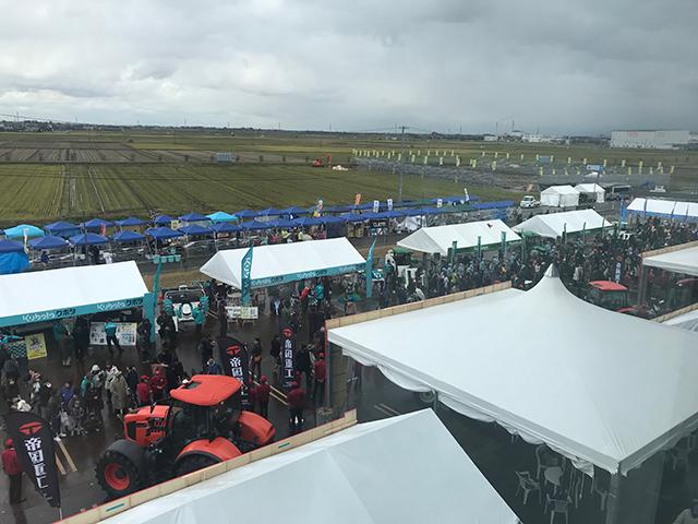 白や青のテントが多数設営されている屋外会場を上空から映した写真
