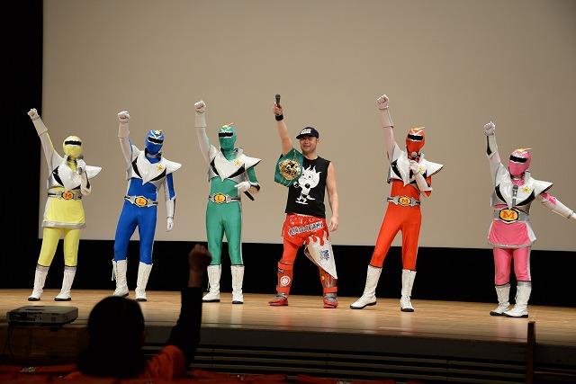壇上で右腕を高く上げているチャンピオン伊達皇輝さんと5色のメテオレンジャーの写真